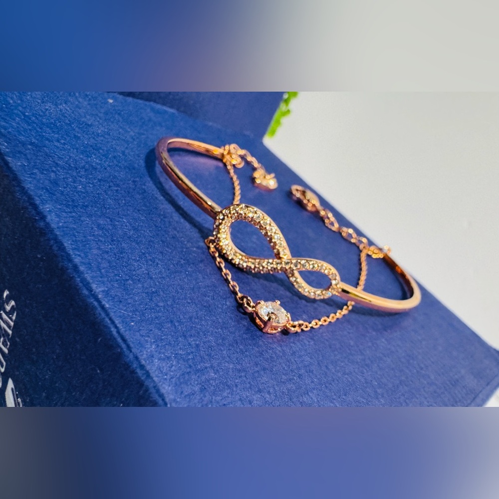 Swarovski Rose Gold Infinity Loop Bangle Bracelet NWT Size Medium - Picture 2 of 16